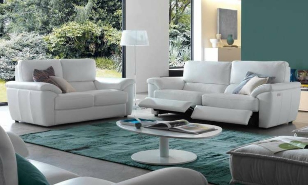 salon-moderne-canapés-relax-blancs-tapis-turquoise