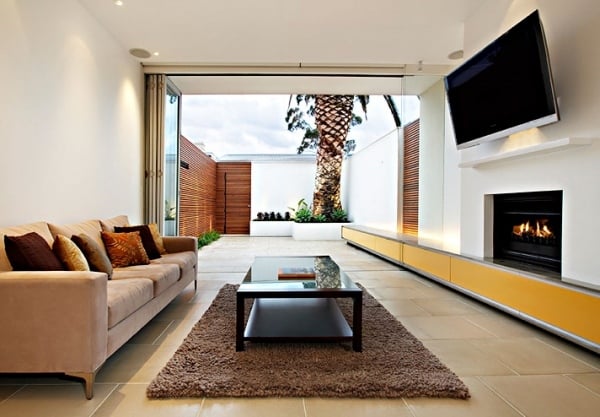 salon-style-minimaliste-canapé-beige-tapis-marron-cheminée