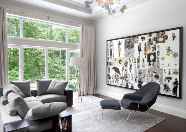 salon-style-minimaliste-canapé-gris-clair-tapis-lampe