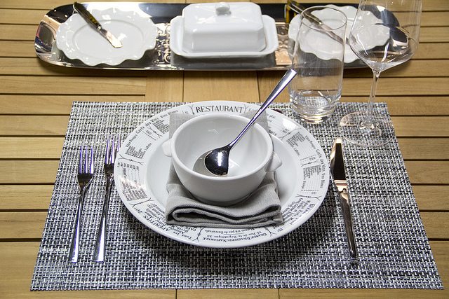 service de table blanc-dessous-assiette-serviette-grises