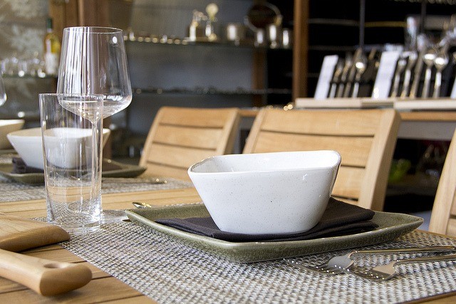 service de table bol-blanc-carré-sous-assiette-vert