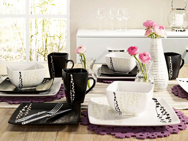 service de table carré-motifs-noir-blanc-tasses-café