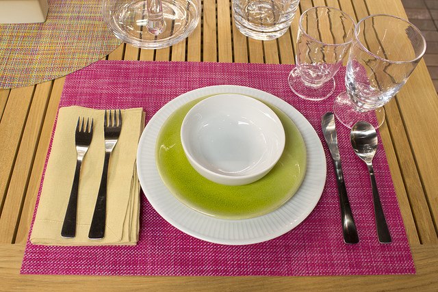 service de table vert blanc dessous-assiette-rose