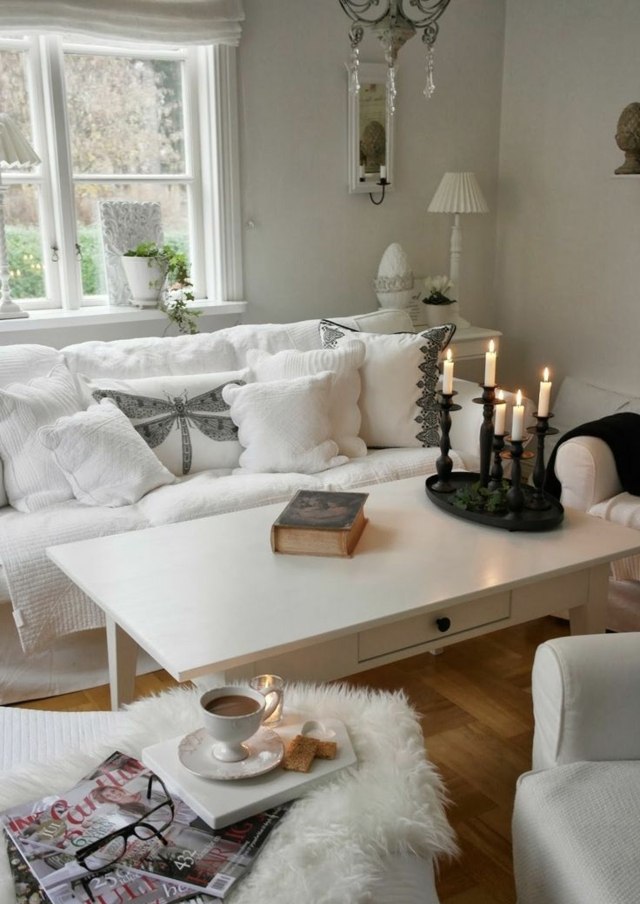 shabby-chic-style-coussins-blancs-table-blanche-bougeoir-fer