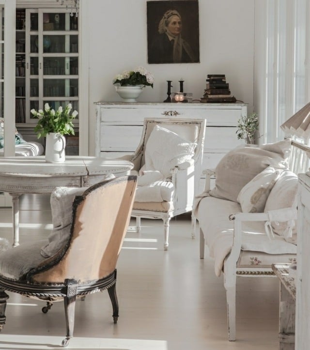 shabby-chic-style-fauteuils-canapé-blanc-commode-bois-blanche