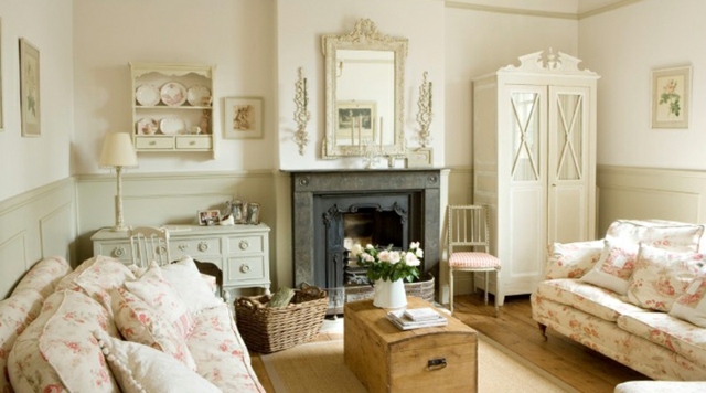 shabby-chic-style-mobilier-blanc-motifs-floraux-coffre-bois