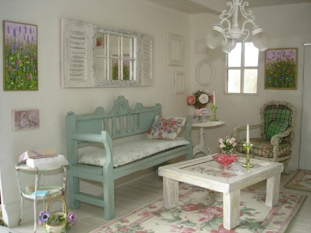 shabby-chic-style-tapis-blanc-motifs-floraux-table-bois-blanc-banc-bleu-clair