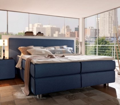sommier-de-lit-chambre-coucher-idée-originale-couleur-bleue-pieds-metal