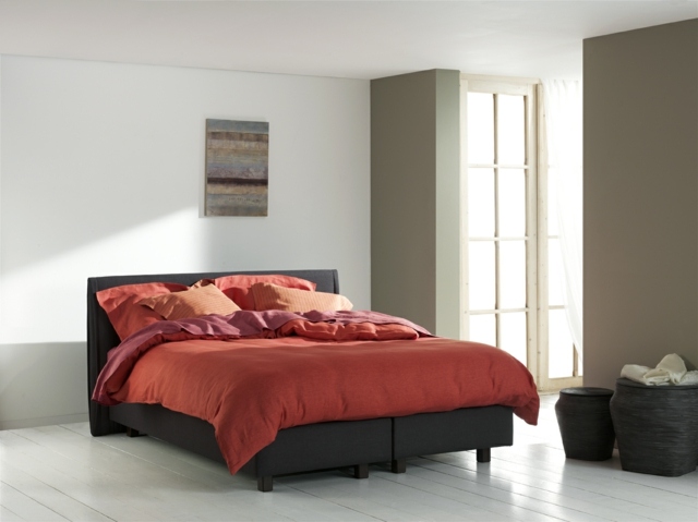 sommier-de-lit-chambre-coucher-idée-originale-couleur-noire-coussins-couverture