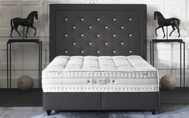 sommier-de-lit-chambre-coucher-idée-originale-couleur-noire-matelas