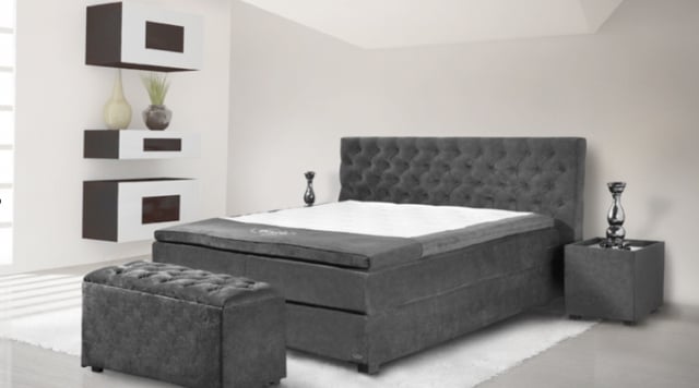 sommier-de-lit-chambre-coucher-idée-originale-couleur-noire-ottoman
