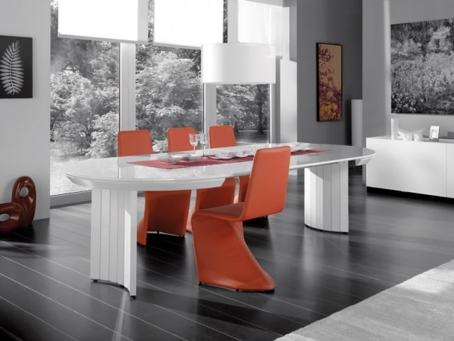 table-à-manger-extensible-couleur-blanche-chaises-oranges