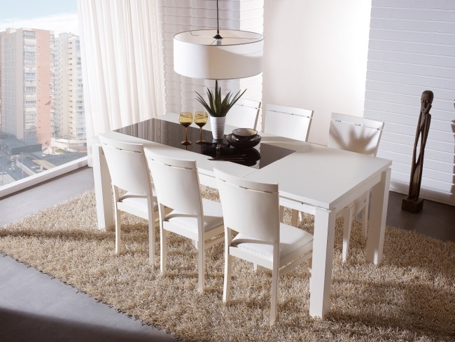 table-à-manger-extensible-couleur-blanche-chaises-tapis-shaggy