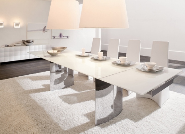 table-à-manger-extensible-couleur-blanche-forme-rectangulaires-chaises-lampes-plafond