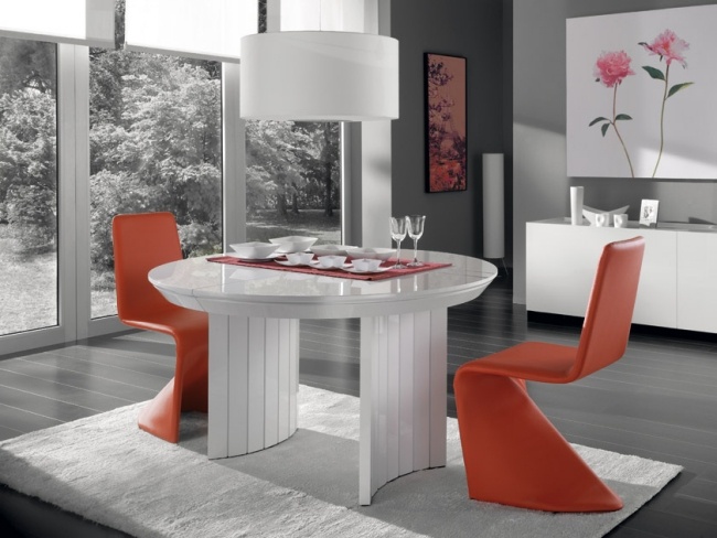 table-à-manger-extensible-couleur-blanche-forme-ronde-chaises-oranges