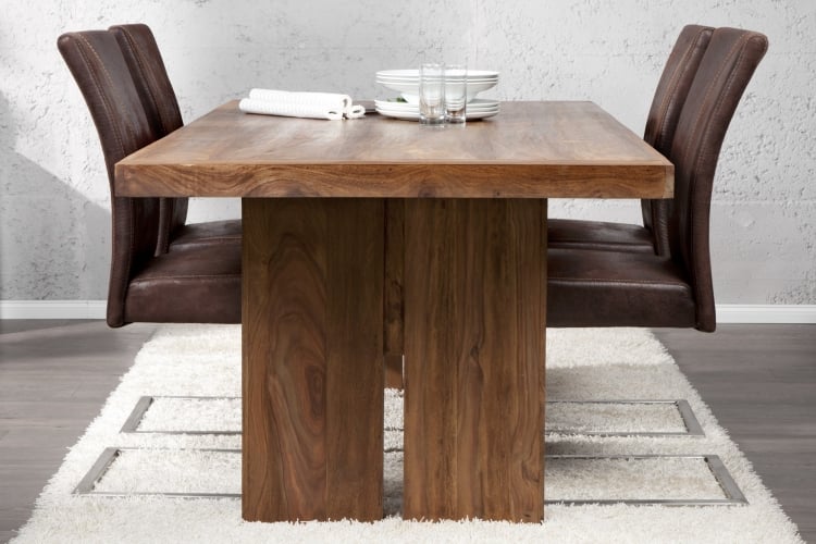 table-bois-massif-élégante-chaises-cuir-marron table en bois massif