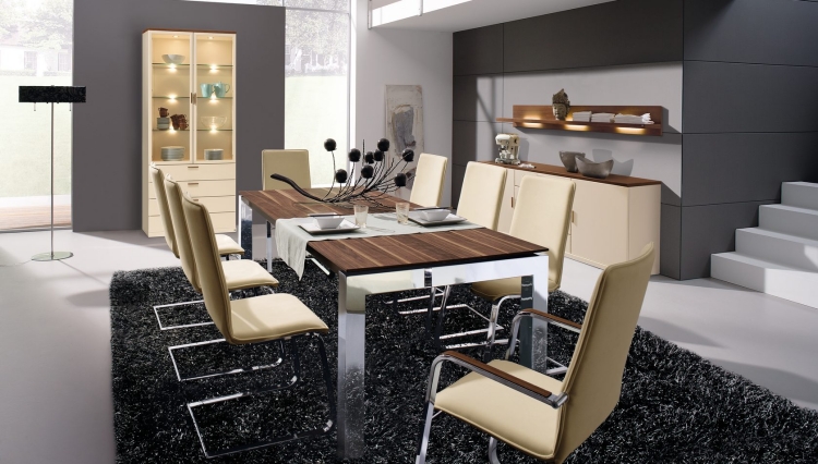 table-bois-massif-chaises-cuir-beige-pastel-tapis