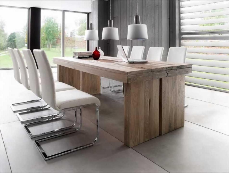 table-bois-massif-design-élégant-chaises-blanches-suspensions-