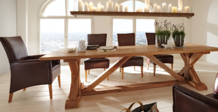 table-bois-massif-design-élégant-chaises-tapissées-cuir table en bois massif