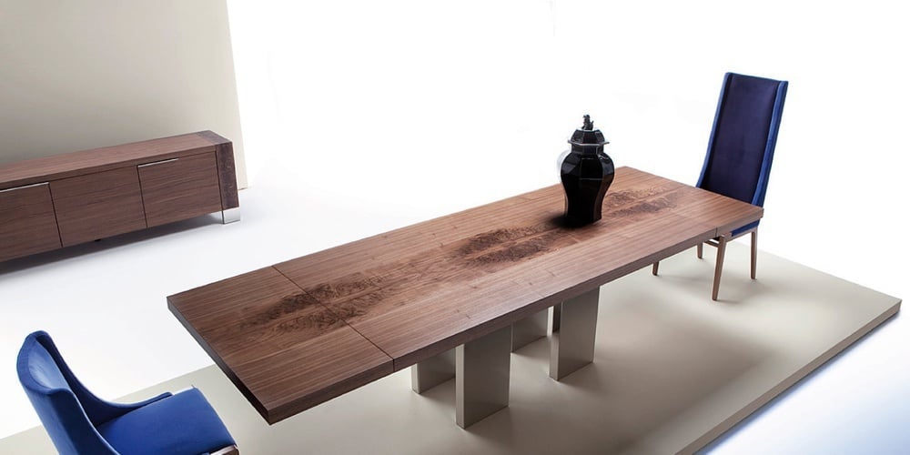 table-bois-massif-forme-rectangulaire-chaises-design-bleu-commode