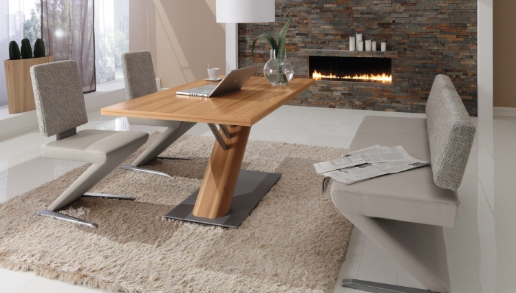 table-bois-massif-futuriste-canapé-tapis-shaggy