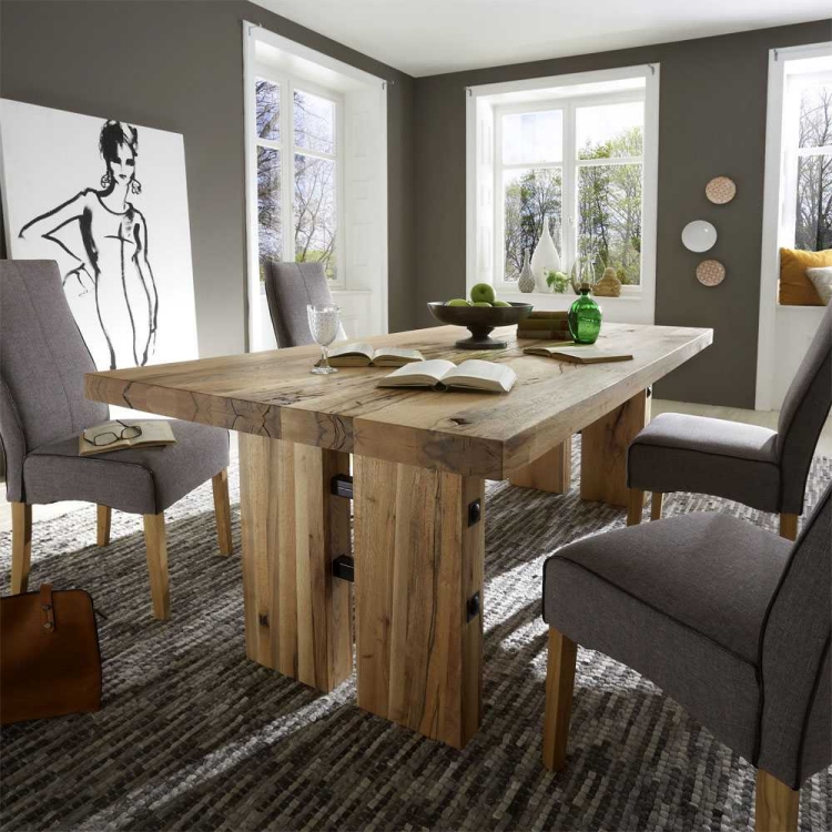 table-bois-massif-grande-chaises-tapissées-grises table en bois massif