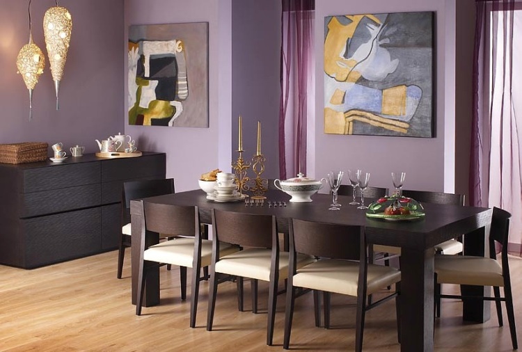 table-bois-massif-marron-foncé-chaises-sol-parquet-massif