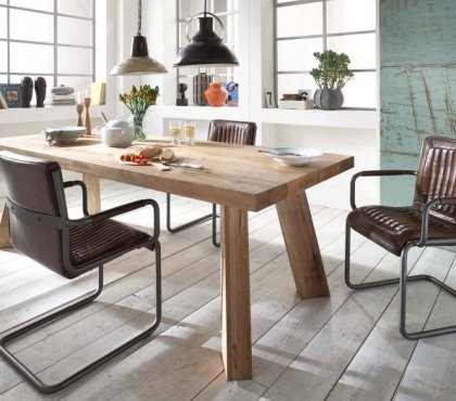 table-bois-massif-élégante-chaises-cuir-marron-métal