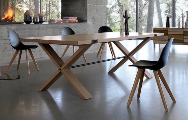 table-en-bois-coin-repas-sympa-chaises