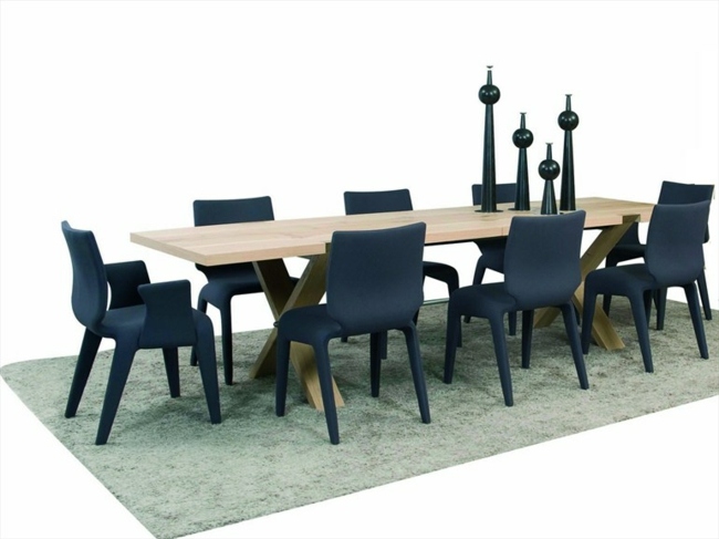 table-en-bois-forme-rectangulaire-chaises-bleues