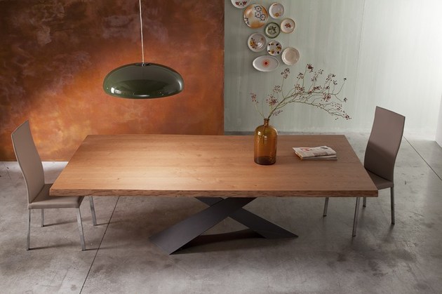 table à manger en bois brut-pieds-croisés-acier