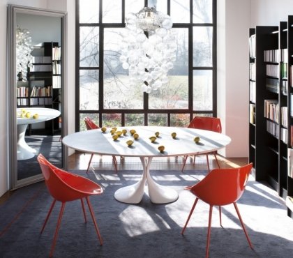 table-manger-moderne-ronde-blanche-chaises-orange