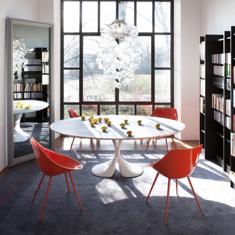 table-manger-moderne-ronde-blanche-chaises-orange table à manger moderne 