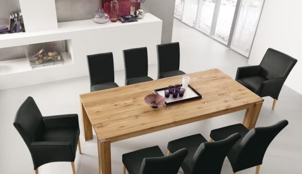 table-rustique-chaises-noires-salle-manger-blanche