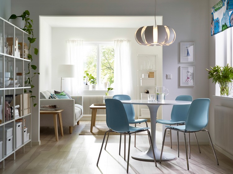 table salle à manger blanche -ronde-pied-central-chaises-bleu-pastel