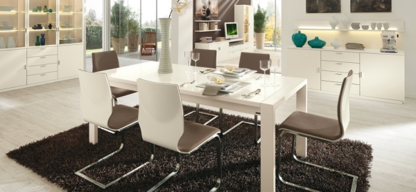table salle à manger blanche chaises-pied-traîneau