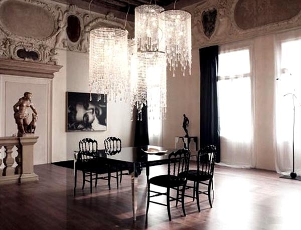 table-salle-manger-noire-lustre-opulent-cristal