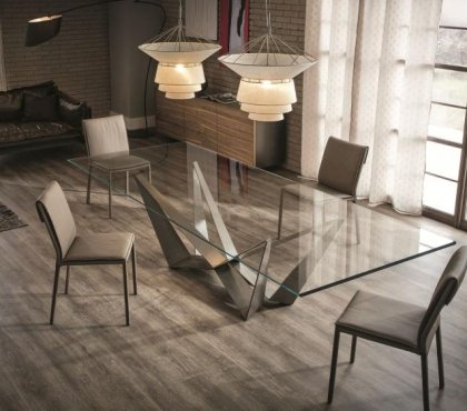 table de salle à manger plateau-verre-chaises-cuir