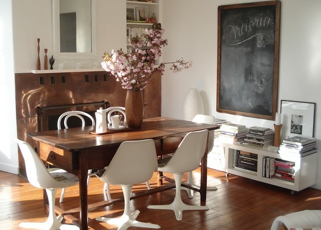 table vintage chaises pivotantes cheminée cuivre