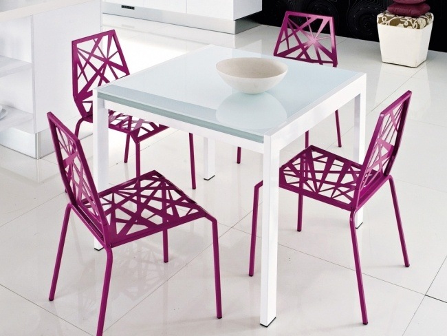 table-à-manger-extensible-couleur-blanche-chaises-couleur-cyclamen