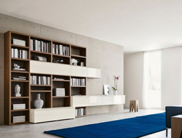 tapis-bleu-bibliothèque-moderne-salon-mur-béton