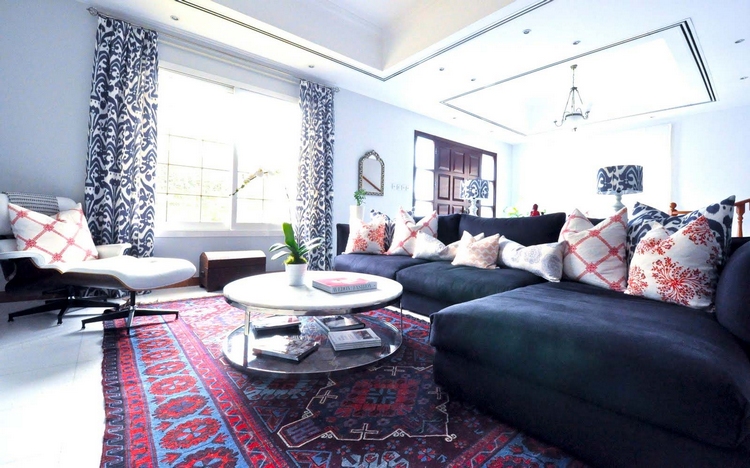 tapis de salon moderne- kilim oriental rouge et bleu coussins