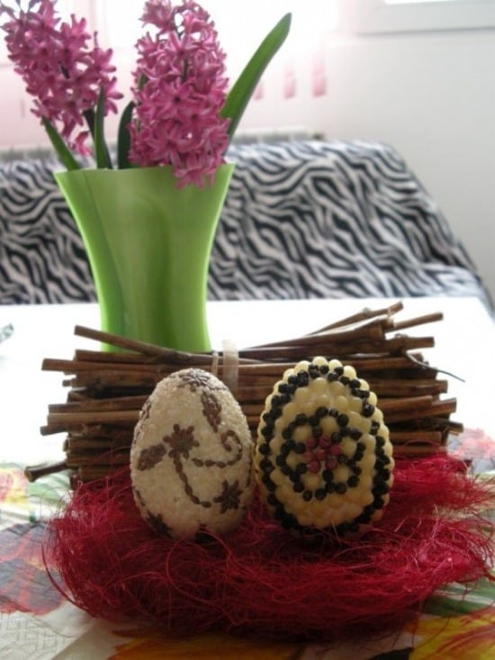 œufs de Pâques décorés colle-grains-riz-poivre-maïs