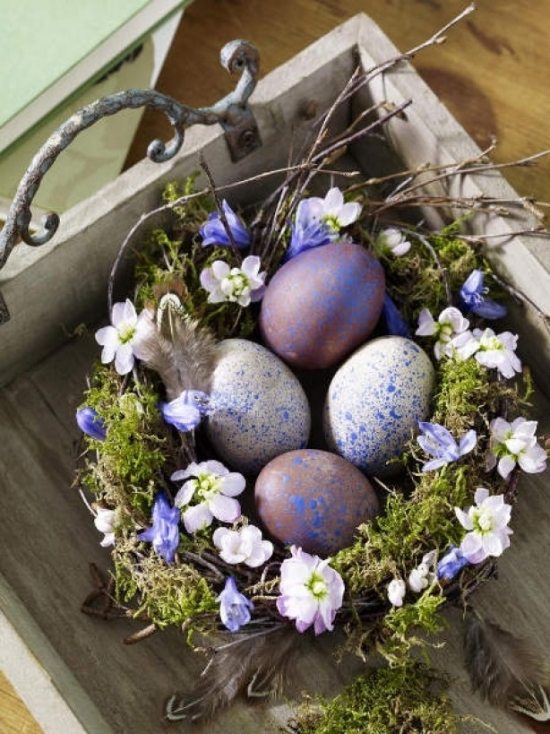 œufs-Pâques-décorés-couronne-fleurs-bac-bois