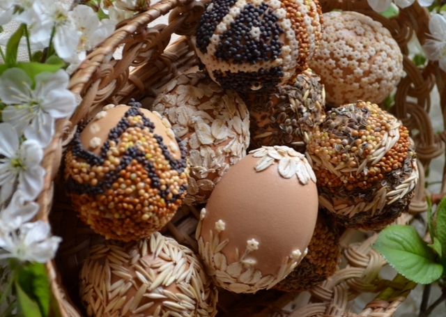œufs de Pâques décorés grains-stellettes-pasta