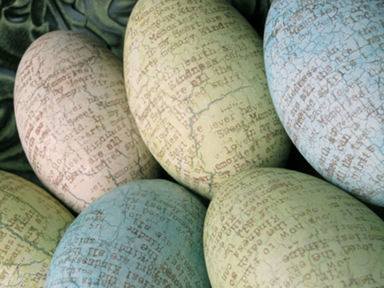 œufs de Pâques décorés peinture-imprimés-journal