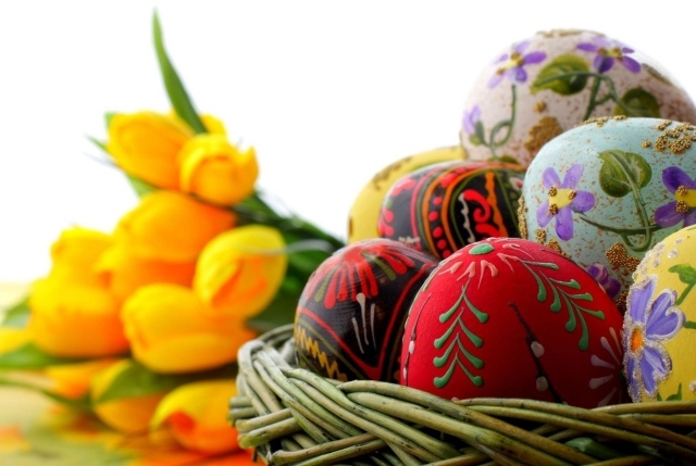 œufs-Pâques-décorés-peinture-panier-tulipes