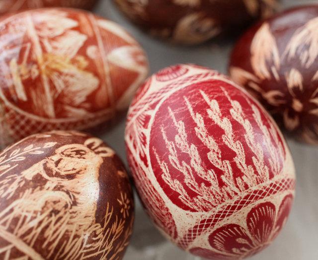 œufs de Pâques décorés technique-peinture-bougie
