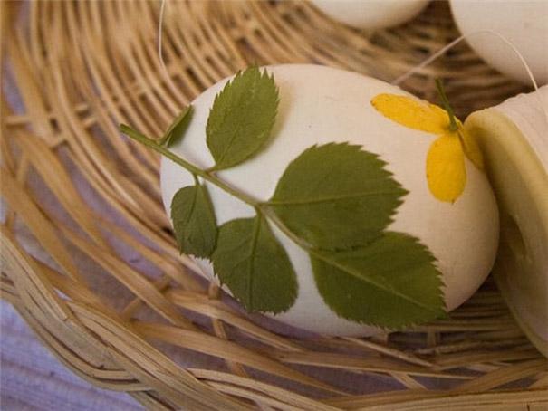 œufs-Pâques-originaux-décorés-feuilles-fleurs