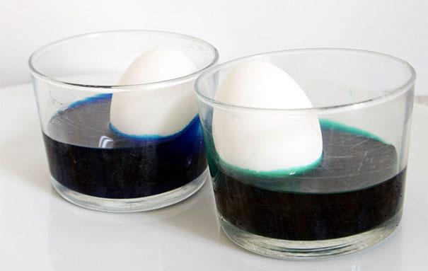 œufs-Pâques-originaux-tremper-peinture-concentrée